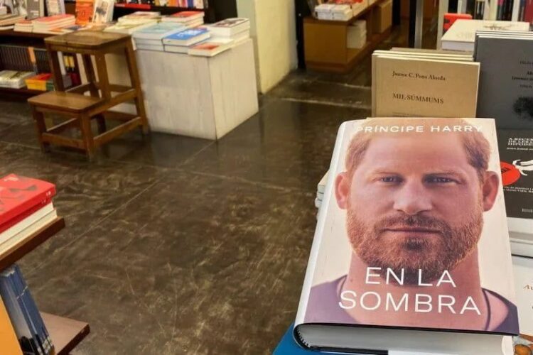 Bikin Geger, Pangeran Harry Ungkap Banyak Rahasia Istana dalam Buku "Spare" 1 Buku "Spare" dari Pangeran Harry (REUTERS/NACHO DOCE)