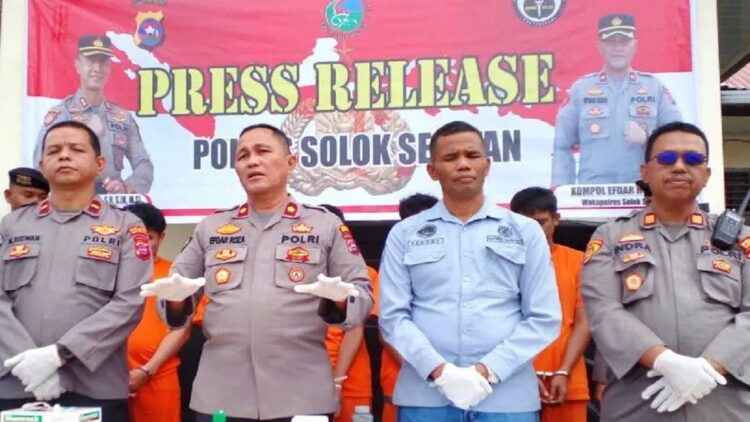 Wakapolres Solok Selatan Kompol Efda Roza (dua kiri) saat memberikan keterangan penangkapan penyalahguna narkoba selama Operasi Lilin 2022. (ANTARA/Joko Nugroho)