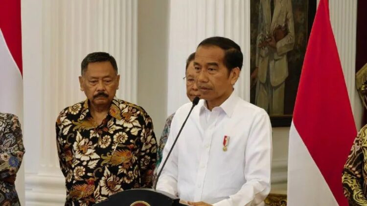 Presiden RI Joko Widodo memberikan keterangan pers di Istana Merdeka, Jakarta, Rabu (11/1/2023), seusai menerima laporan Tim Penyelesaian Non-Yudisial Pelanggaran Hak Asasi Manusia (PPHAM) masa lalu. (ANTARA/Gilang Galiartha)