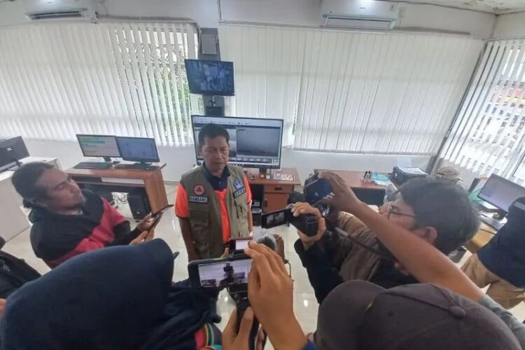 5 Kecamatan di Agam Ini Terancam jika Erupsi Marapi Membesar, BPBD Siapkan Jalur Evakuasi 1 Kepala Pelaksana BPBD Agam, Bambang Warsito saat memberikan keterangan kepada wartawan di Pos Pengamatan Gunung Api Marapi, Bukittinggi, Sumbar (Antara/Al Fatah)