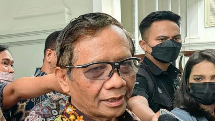 Menkopolhukam Mahfud MD memberi keterangan kepada awak media di lingkungan Istana Kepresidenan, Jakarta, Rabu (11/1/2023). (ANTARA/Gilang Galiartha)