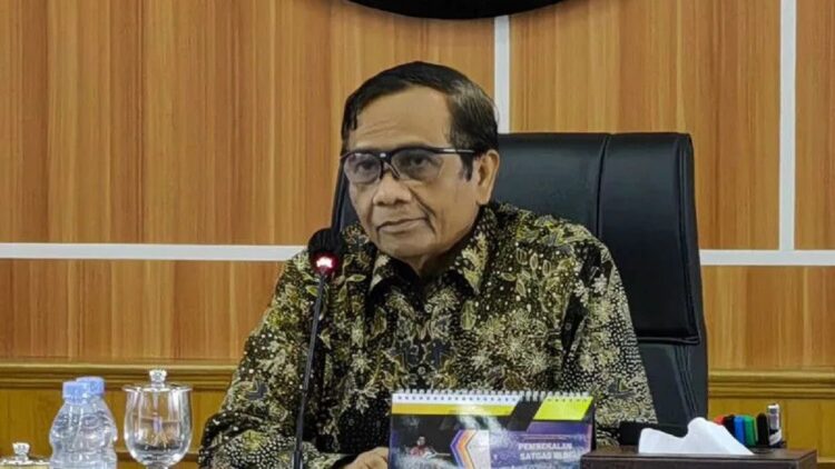 Menteri Koordinator Bidang Politik, Hukum, dan Keamanan (Menko Polhukam) Mahfud MD menyampaikan arahan pengantar rapat lintas kementerian/lembaga bersama perwakilan tokoh masyarakat terkait sengketa pertanahan dan mafia tanah di Kantor Kemenko Polhukam, Jakarta, Kamis (19/1/2023). ANTARA/Gilang Galiartha