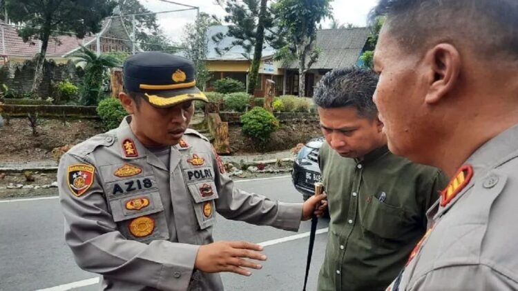 Bantu Tangani Stunting, Polres Pariaman Programkan jadi Bapak Asuh 1 Kapolres Pariaman, Sumbar AKBP Abdul Azis (kiri) sedang membahas program bapak asuh kepada jajarannya usai melaksanakan Jumat Curhat, Jumat (27/1). (ANTARA/Aadiaat M. S. )