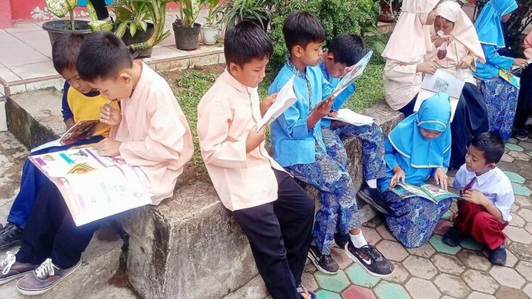 Anak-anak nampak gemar membaca. (radarsumbar.com/Diskominfo Padang)