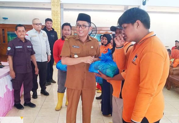 Pemko Padang bakal Naikkan Gaji Tenaga Kebersihan, Segini Besarannya 1 Wali Kota Padang Hendri Septa memberikan bantuan sembako bagi tenaga kebersihan, Selasa (10/1/2023). (Foto: Diskominfo Padang)