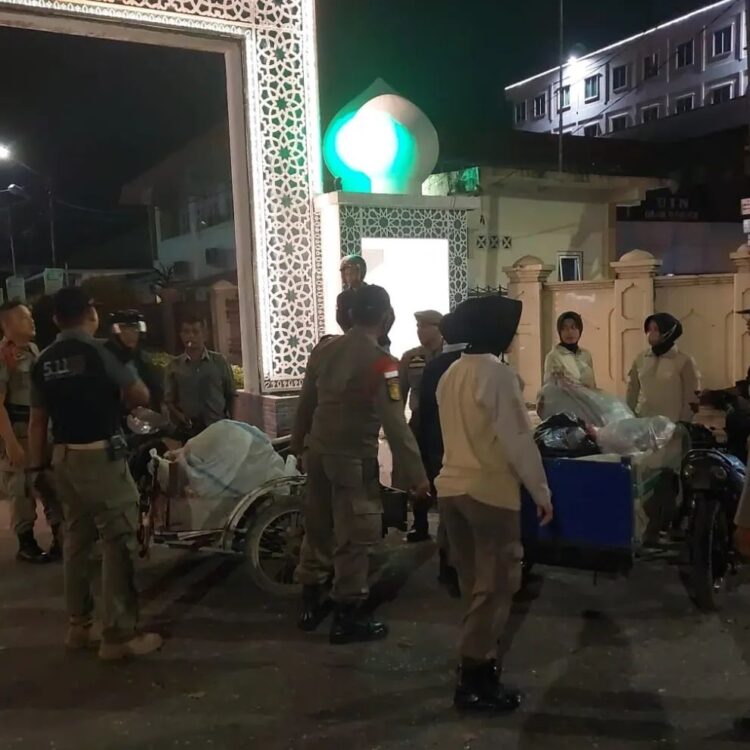 Satpol PP Padang 'Ciduk' 7 Pengemis Berkedok Pemulung 1 Satpol PP Padang mengamankan pengemis yang kerap mangkal di Jalan Sudirman Kota Padang. (Foto: Dok. Satpol PP Padang)