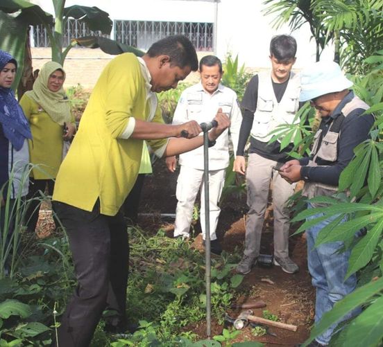 Unand-DLH Padang Uji Kualitas Tanah di 6 Lokasi Ini 1 DLH Padang bersama Unand melakukan uji kualitas tanah di Kota Padang. (Foto: Dok. Diskominfo Padang)