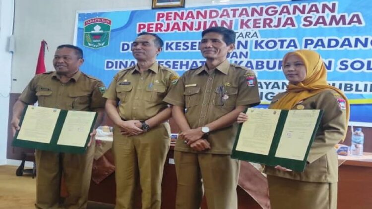 Akan Diaplikasikan di Tiap Puskesmas, Aplikasi Ayo Ceting Pemko Padang Ditiru Pemkab Solok 1 Penandatanganan kerja sama antara Pemko Padang dengan Pemkab Solok. (Foto: Dok. Diskominfo Padang)