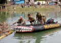 Bersihkan Sampah di Sungai Batang Arau, Yonmarhanlan Padang Kerahkan Personel TNI