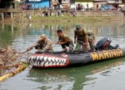 Bersihkan Sampah di Sungai Batang Arau, Yonmarhanlan Padang Kerahkan Personel TNI