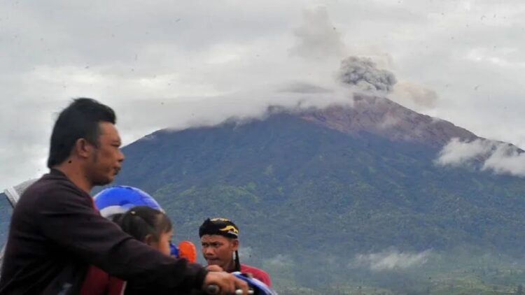 Foto Arsip - Pengendara melintas saat Gunung Kerinci mengembuskan gas dan material ke udara yang terlihat dari Kayu Aro, Kerinci, Jambi, Sabtu (5/11/2022). (ANTARA FOTO/Wahdi Septiawan/YU)