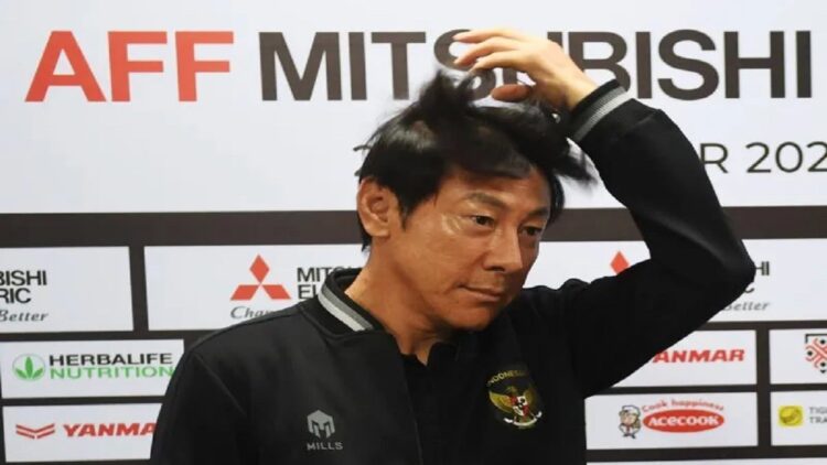 Pelatih Timnas Indonesia Shin Tae-Yong merapikan rambutnya usai memberikan keterangan pada konferensi pers menjelang laga lanjutan Grup A Piala AFF di Rizal Memorial Stadium, Manila, Filipina, Minggu (1/1/2023). ANTARA FOTO/Akbar Nugroho Gumay/rwa.
