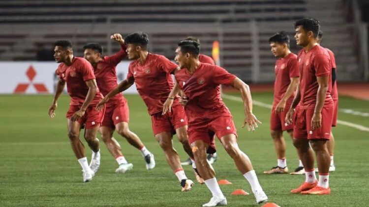 Pesepak bola Timnas Indonesia berlatih menjelang laga lanjutan Grup A Piala AFF di Rizal Memorial Stadium, Manila, Filipina, Minggu (1/1/2023). ANTARA FOTO/Akbar Nugroho Gumay/rwa.