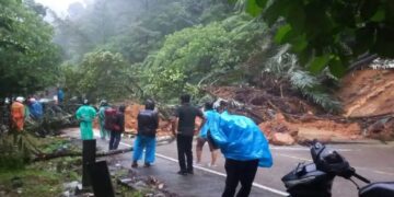 Pembersihan Material Selesai, Arus Lalu Lintas di Sitinjau Lauik yang Longsor kembali Normal 8 Pembersihan Material Selesai, Arus Lalu Lintas di Sitinjau Lauik yang Longsor kembali Normal