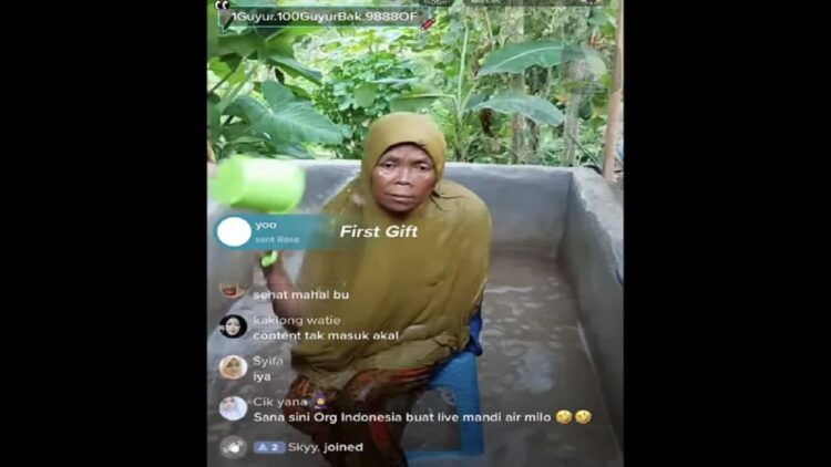 Tangkapan layar siaran langsung aksi mengemis melibatkan orang tua di media sosial akun Tik Tok TM Mud Bath, diakses di Jakarta, Jumat (13/1/2023). (Tangkapan layar akun Tik Tok TM Mud Bath @intan_komalasari92)