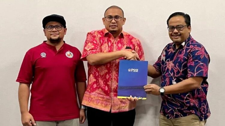 Prihatin Kondisi Sepakbola Indonesia, Andre Rosiade Daftar Jadi Waketum PSSI 1 Penasihat klub Semen Padang FC yang juga Anggota DPR RI, Andre Rosiade (tengah) saat mendaftar sebagai bakal calon Wakil Ketua Umum PSSI di Kantor PSSI di GBK Arena, Jakarta, Senin (16/1/2023). (Tim Andre Rosiade)