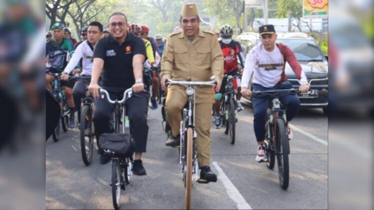 Andre Rosiade bersepeda santa bersama Sekjen DPP Gerindra Ahmad Muzani dalam sebuah iven baru baru ini