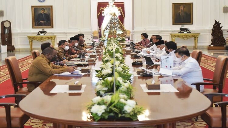 Jokowi Dorong Percepatan Penanganan Stunting di Daerah lewat SPBE 1 Presiden Jokowi memimpin Ratas Percepatan Penanganan Sunting melalui SPBE, di Istana Merdeka, Jakarta, Senin (2/1/2023). (Foto: Humas Setkab/Rahmat)