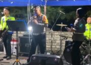 Malam Tahun Baru, Dirlantas Polda Sumbar Jadi Vokalis Band