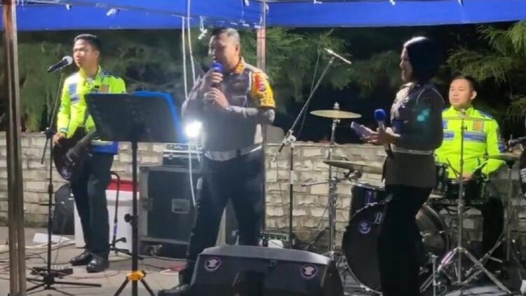 Dirlantas jadi vokalis Band saat malam Tahun Baru