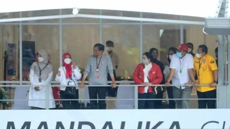Presiden Jokowi didampingi Ibu Iriana, Ketua DPR Puan Maharani, Ketua MPR Bambang Soesatyo, Gubernur NTB Zulkieflimansyah dan istri Niken Saptarini menonton MotoGP di Pertamina Mandalika International Street Circuit, Lombok Tengah, Minggu (20/3/2022). (ANTARA/Pemprov NTB).
