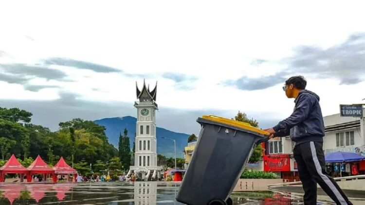 Petugas kebersihan di Taman Jam Gadang Kota Bukittinggi (Antara/HO-Dokumen Pribadi)