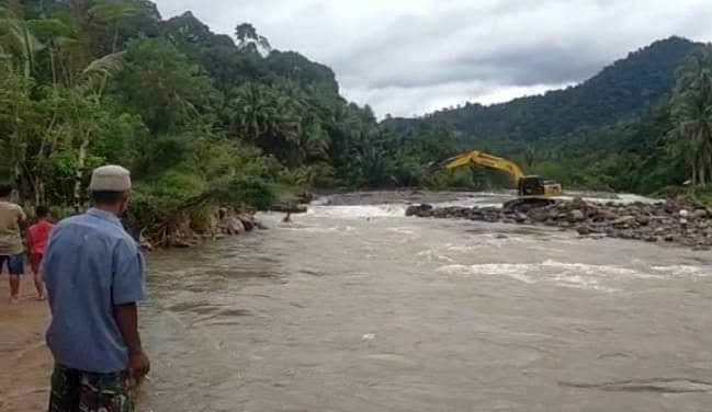 Antisipasi Banjir Berkelanjutan, Pemko Padang Keruk Sungai Batu Busuk 1 Pemko Padang melakukan pengerukan di Sungai Batu Busuk. (Foto: Dok.infopublik.id)