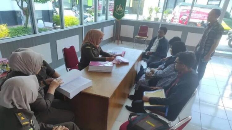 Tiga tersangka dugaan kasus investasi bodong saat diperiksa Kejaksaan Negeri Kota Bukittinggi (Antara/ Al Fatah)