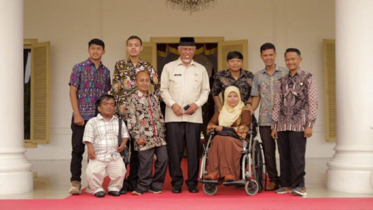 Gubernur Mahyeldi Siapkan Jalur Disabilitas di Istana Gubernuran 1 Gubernur Mahyeldi saat bertemu dengan penyandang disabilitas di Istana Gubernur. (Dok. Humas)