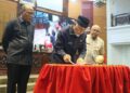 Gubernur Mahyeldi sahkan Ranperda Infrastruktur Berkelanjutan di Sumbar.