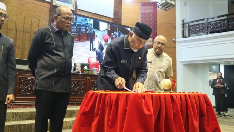 Sahkan RIB, Mahyeldi: Kita Ingin Pembangunan Sumbar Berkualitas 1 Gubernur Mahyeldi sahkan Ranperda Infrastruktur Berkelanjutan di Sumbar.