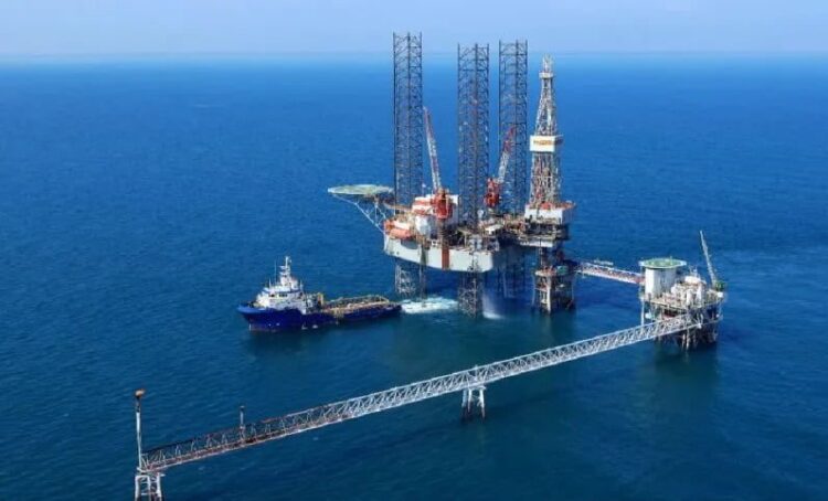 Pengeboran 49 Sumur Eksploitasi di Sumbagsel Hasilkan Produksi 14.187 Barel Minyak per Hari 1 Ilustrasi kegiatan eksploitasi minyak di lepas pantai (ANTARA/HO/Pertamina)