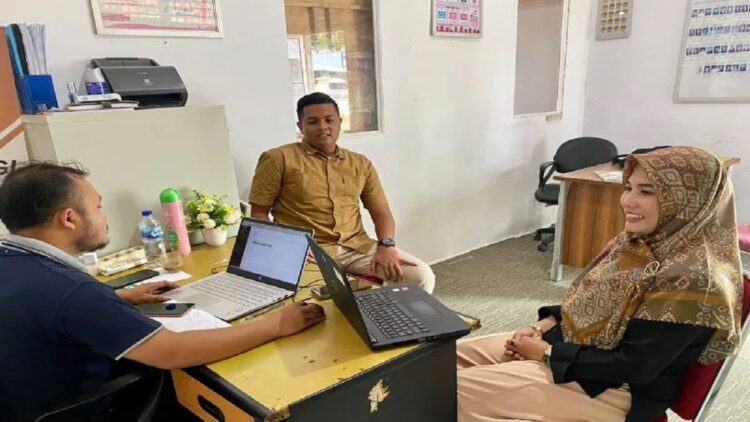 Komisioner KPU Pasaman Barat Misdarliah (perempuan) saat memberikan pengarahan kepada anggota terkait pelaksanaan tahapan Pemilu 2024.