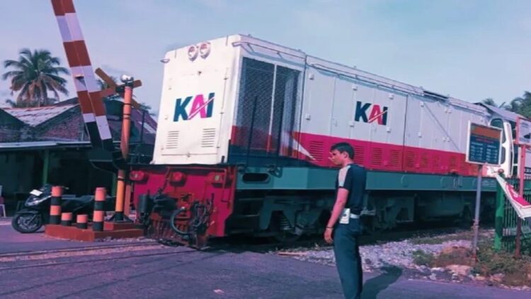 Minimalisir Kecelakaan, Petugas Dishub Pariaman Dikerahkan Jaga Perlintasan KA 1 Personel Dinas Perhubungan Kota Pariaman, Sumbar sedang berjaga di perlintasan kereta api di Pariaman. ANTARA/HO-Dishub Pariaman