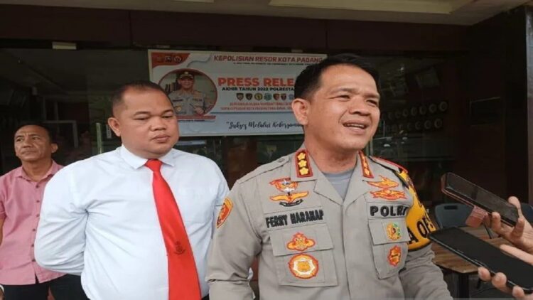 Dorong Proses Pidana, Polisi Minta Korban Dugaan Pelecehan Seksual di Unand Melapor 1 Kepala Kepolisian Resor Kota Padang Kombes Pol Ferry Harahap saat menggelar jumpa pers di Padang, Sabtu (31/12). (ANTARA/FathulAbdi)