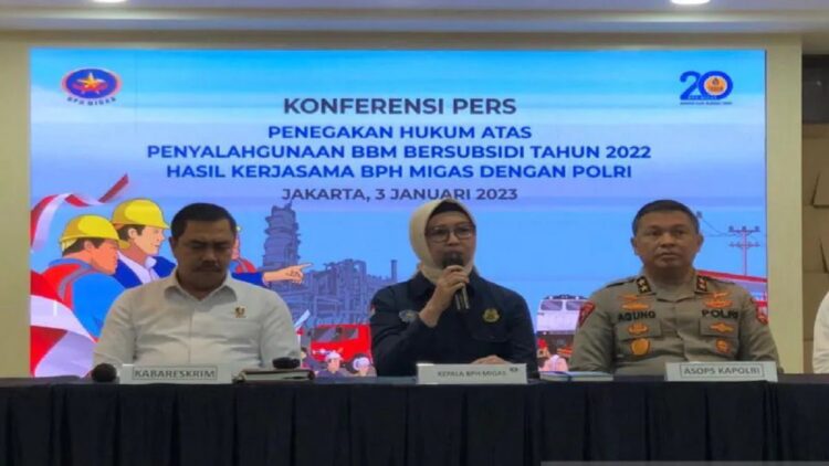 BPH Migas-Polri Ungkap Penyalahgunaan BBM Subsidi 1,42 Juta Liter sepanjang 2022 1 Kepala BPH Migas Erika Retnowati (tengah) memaparkan kasus penyalahgunaan bahan bahan bakar minyak di Aula BPH Migas, Jakarta, Selasa (3/1/2023). ANTARA/Sugiharto Purnama