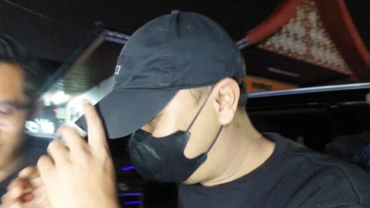 Tersangka Penipuan Sapi Kurban di Bukittinggi Diringkus di Padangpanjang 1 Tersangka kasus sapi kurban di Kota Bukittinggi, ALD (36) saat tiba di Mapolresta Bukittinggi. (Antara/Al Fatah)