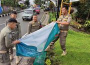 Ganggu Keindahan, Satpol PP Padangpanjang Bongkar Sejumlah Spanduk Kedaluwarsa