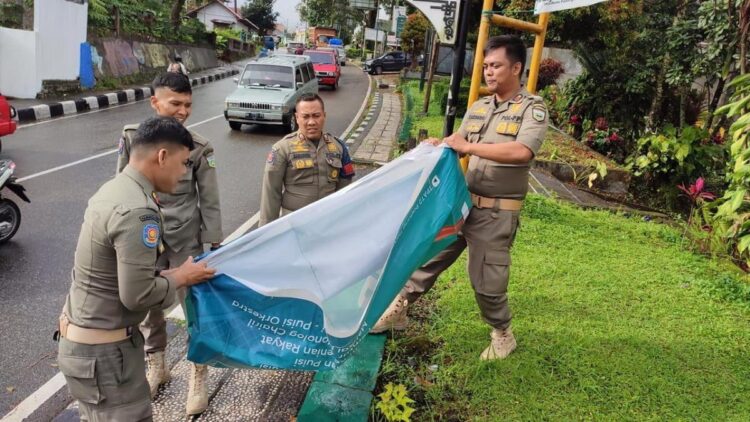 Satpol PP Padangpanjang menertibkan sejumlah spanduk yang telah kedaluwarsa. (radarsumbar.com/infopublik.id)