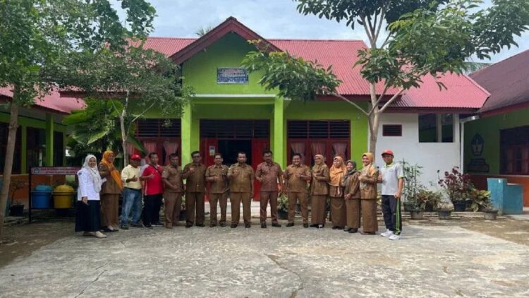 Jajaran dari Dinas Pendidikan dan Kebudayaan Pesisir Selatan bersama pihak sekolah di depan gedung yang dibangun melalui DAK 2022. (antara / ist)