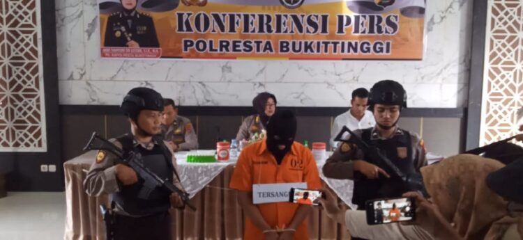 Terungkap! Uang Kurban yang Ditilap Pelaku di Bukittinggi Dipakai Bayar Utang 1 Polresta Bukittinggi merilis pelaku penggelapan uang kurban. (Foto: radarsumbar.com/Ikhwan)