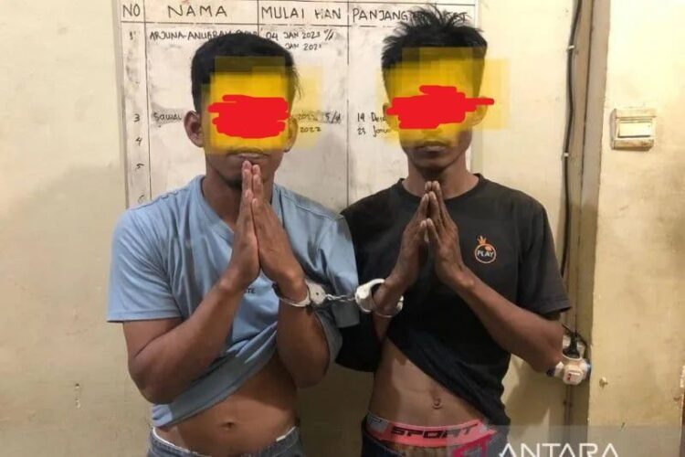 Dua pelaku pencurian sepeda motor asal Pekanbaru Riau dibawa ke Mapolres Agam. (Antara/Dok Humas Polres Agam)