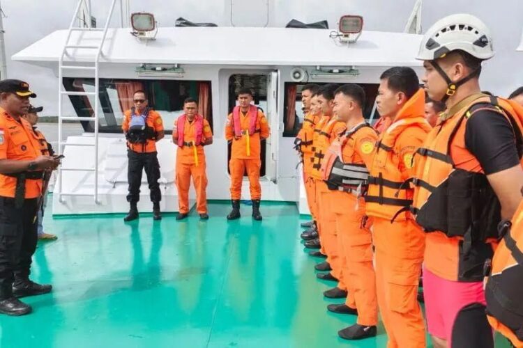 Melaut di Perairan Natuna, Seorang ABK asal Karimun Hilang 1 Tim SAR sesaat sebelum melakukan pencarian menggunakan KN Sasikirana di Pelabuhan Penagi, Natuna, Kepri, Ahad (8/1/2023). (ANTARA/HO KPP Natuna/Cherman)