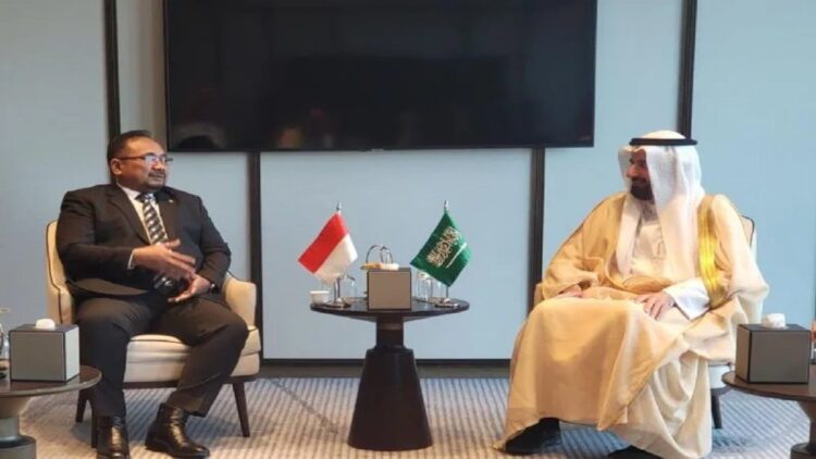 Indonesia Dapat Kuota Haji 221 Ribu Orang pada 2023 1 Menteri Agama RI Yaqut Cholil Qoumas (kiri) bertemu dengan Menteri Haji dan Umrah Arab Saudi Tawfiq F Al Rabiah di Kota Jeddah, Arab Saudi, Ahad (8/1/2023). (ANTARA/HO-Kemenag)