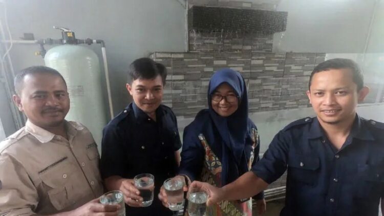 Keren! Rumah Sakit di Bukittinggi Ini Ubah Limbah Cair jadi Air Bersih 1 Tim Kesehatan RS Madina menunjukkan air bersih hasil olahan daur ulang limbah cair yang memenuhi standar kesehatan (Antara/Al Fatah)