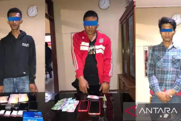 Tiga orang pelaku penyalahgunaan narkoba jenis Sabu-Sabu ditangkap Polisi di wilayah hukum Polresta Bukittinggi (Antara/Al Fatah)