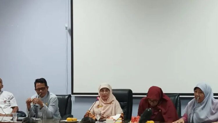 Dorong Pemilik Keramba di Danau Maninjau Beralih Usaha, Pemprov Sumbar Siapkan Bantuan 1 Kepala Dinas Kelautan dan Perikanan Sumbar, Desniarti dan jajaran. (ANTARA/Miko Elfisha)