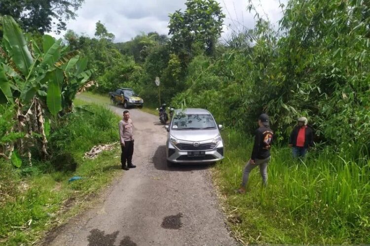 Tiga Kurir Ganja yang Kabur usai Dicegat BNN Ditangkap Dalam Hutan di Agam 1 Pelaku peredaran ganja yang berhasil ditangkap polisi setelah melarikan diri dari kejaran petugas Badan Narkotika hingga ke dalam hutan di Palupuh, Agam. (ANTARA/Dok Polsek Palupuh)