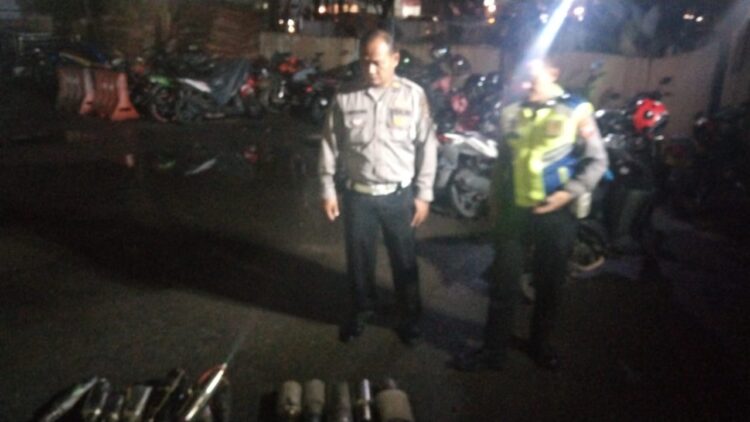 Polsek Padang Barat Amankan 24 Kendaraan Pakai Knalpot Racing, Petugas Langsung Copot 1 IMG 20230122 WA0014