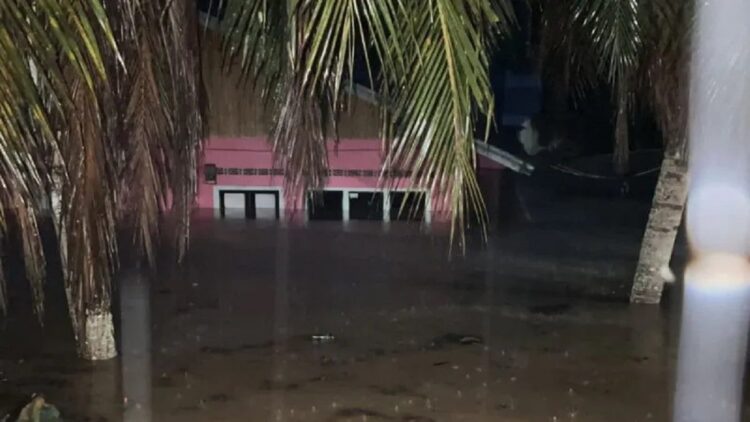 Kondisi banjir terjadi di Padang Pariaman, Sumatera Barat akibat curah hujan dengan intensitas tinggi menerpa daerah itu. (ANTARA/Istimewa)